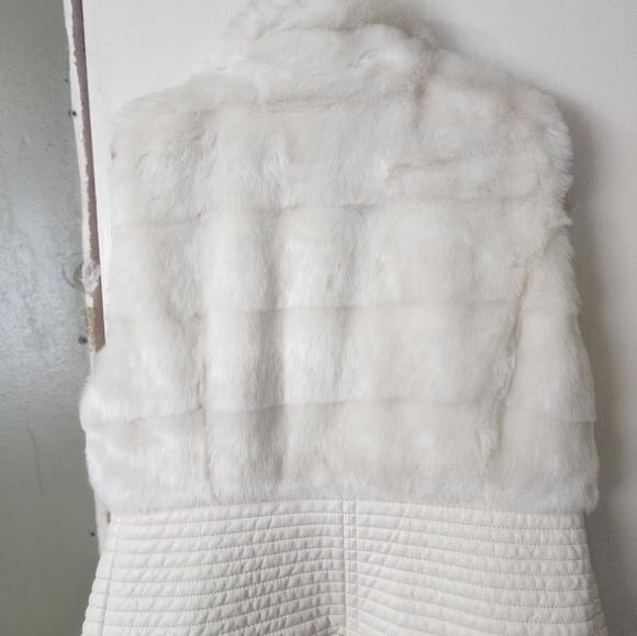Guess faux fur/faux leather vest Very similar to the cover photo vest. Sz XL - Picture 7 of 8